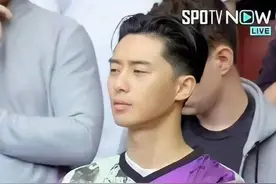 韩国演员朴叙俊在英国看球未戴口罩，被韩网骂翻：演漫威就飘了图片