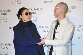 51岁王菲不服老，西装裤配红鞋却穿成五五身，这是什么新时尚？图片