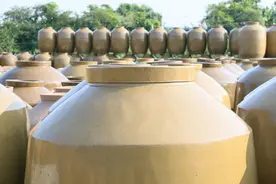 大酒缸搬动卸车时的安全防护注意事项图片