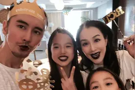 张伦硕晒全家福庆祝生日 一家人吃蛋糕嘴唇染黑超搞怪图片