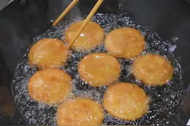 外酥里软的炸糖糕，如何不破不流糖？三个小技巧，一咬酥脆掉渣图片