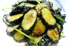 清甜爽口的紫苏煎黄瓜：先煎后炒更加入味，香气馥郁惹人馋涎欲滴图片