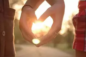 网易云热评说说简短句子：问灵十三载，等一不归人图片