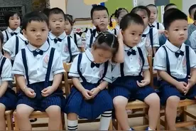 浙江一小女孩犯困靠在两边男孩肩膀，旁边男孩动作网友直呼情商高图片