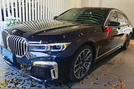 花104万落地辆宝马740尊享，新车加油时，加油大姐却闹出了笑话图片