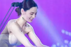 世界第一美女长啥样？颁奖典礼穿“液体裙”，网友：仙女下凡图片