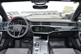 奥迪A6L入门版简评：8.3秒破百，配三块大屏幕，不香吗？图片