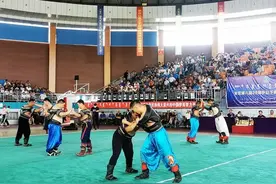 内蒙古自治区第八届25周岁以下青年搏克赛在新巴尔虎左旗弘扬民族传统体育文化...图片