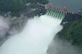 新安江水库泄洪"飞鱼"满天，下游民众疯狂捞鱼图片