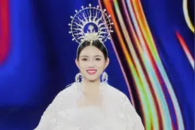39年春晚第一秀，李宇春演唱的《山水霓裳》美在哪里图片
