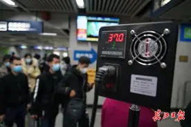 实名扫码精准追踪乘客，排队超过10人分批分段放行，地铁这样确保安全乘车图片