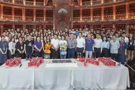 董卿转型后罕见现身，黑眼圈严重显疲惫，笑容却依旧甜美图片