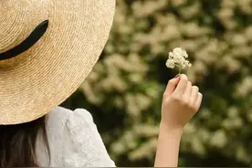 妻子生完孩子第三天，他把母亲劝回：您不心疼儿媳可以，但别挑刺图片