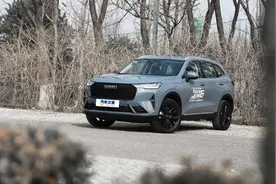 哈弗H6：3块屏幕+2.0T+四驱，这台SUV太秀了图片