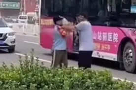 6旬大爷开代步车逆行，马路上与公交车对抗，掐住司机脖子质问：为什么不让我图片