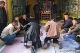 大爷的葬礼上，村里人这样“跪棚”，看了让人特别不适图片