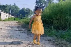 儿子去隔壁小姐姐家玩耍，回家时妈妈差点认不出，网友：华丽蜕变图片