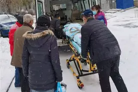 风雪夜急救车遇阻，长春急救人​冒着冻雨为病患打造出“生命通道”图片