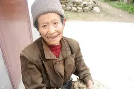 她没手没脚，一个人生活了50多年！李润莲，明年我再来看你图片