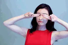 从倪妮的街拍，我发现了16个教科书式的摆拍姿势图片