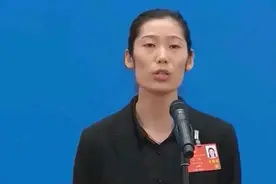 中国女排队长是真的把郎平当成了母亲！朱婷表示，有困难会找郎导图片