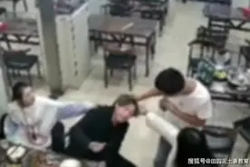 警察趣闻第十一期：山东一男子带仨美女吃饭遭嫉妒被打，头发被薅下一大绺，嘴里还在塞吃的图片