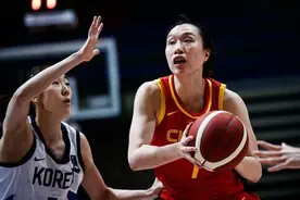 太豪爽！女篮悍将直接在场边就把衣服给换了，好身材一览无余图片