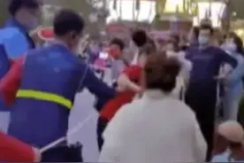 环球影城内游客打架，4人被行拘！【三分钟法治新闻全知道】图片