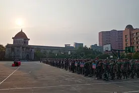 场面壮观震撼！广西博白县中学一千多名高一新生集结，军训太燃了图片