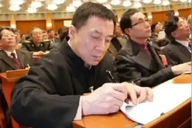 人民大会堂规定不许化妆，明星天生丽质是假象，看到胡歌你敢认？图片