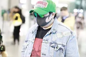 韩红打扮忒个性，戴个“绿帽子”还架绿眼镜，真招摇图片