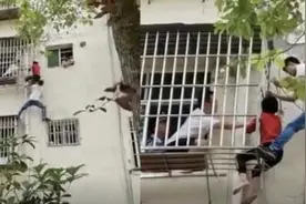 老人忘带钥匙用绳从6楼吊9岁孙子开门 绳子断裂孩子被困4楼外图片
