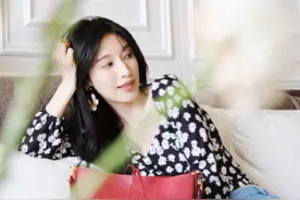 气质女神张俪，穿露腰上衣配牛仔裤，大秀小蛮腰，真看不出来35了图片