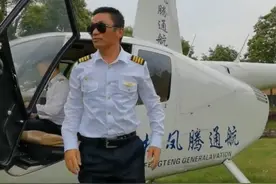 王宝强考直升机驾照！穿制服肩宽腿长显气质，吴京也曾花25万学习图片