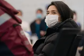 演完《中国机长》又演《中国医生》，穿上白大褂还真没认出来图片
