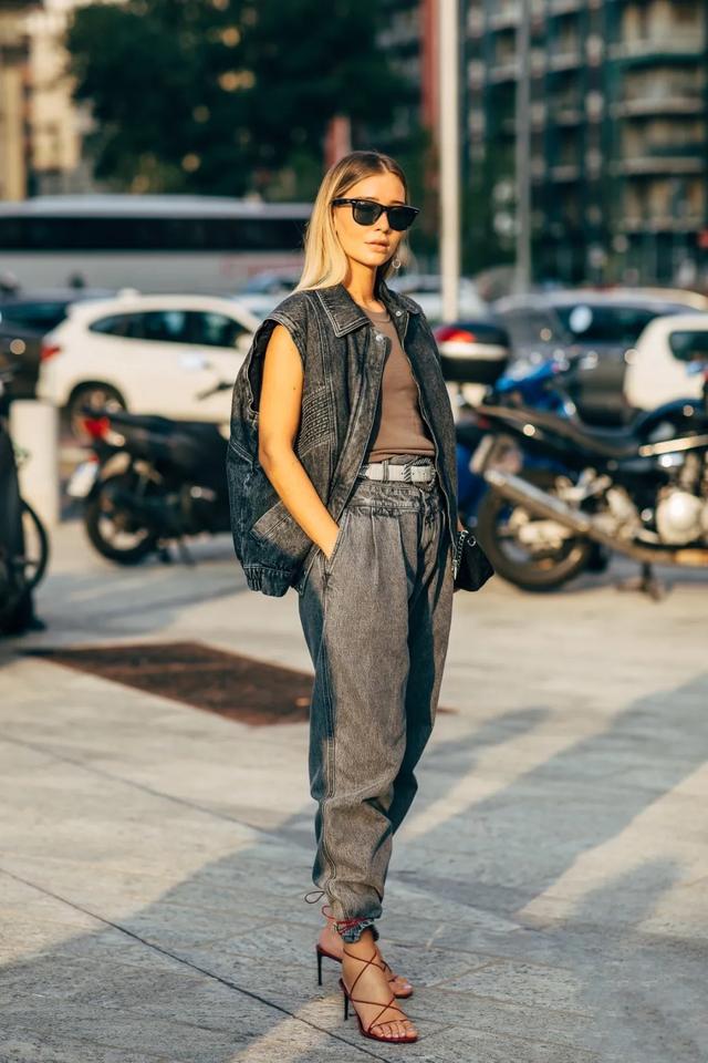 女明星秋季撞衫的第一件单品，我再也不说它鸡肋了