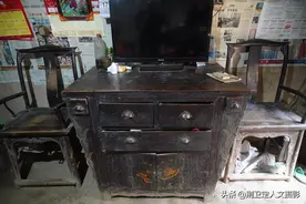 农村7旬老人50年前的陪嫁，1套旧桌椅3万不卖，看啥样图片