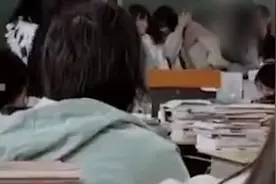 疑因匆忙吃饭没打扫卫生 女生排着队被老师扇耳光视频封面