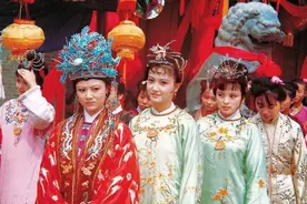 她是87红楼的选角导演，在剧中饰演高难度角色，10版红楼她还参演图片