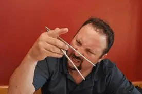 英国人：中国人吃米饭为啥不用勺子？筷子也太难学了吧图片