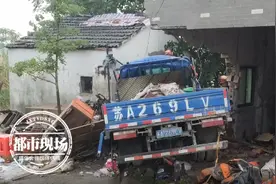 女子家里做饭，厨房突然冲进一辆大货车，不幸被撞身亡图片