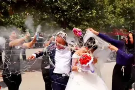 婚礼成葬礼！新郎被4个人打进医院，农村闹婚有多恶俗？纪录片图片