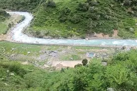 康定城郊野温泉，男左女右土堆隔离，非礼勿视全靠自觉图片