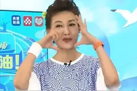 央视主持李梓萌造型大翻车，穿大码T恤健美裤跳舞，化浓妆大变样图片