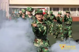 “沉浸式”军训！天津工业大学2021级学生军训还原军营生活图片