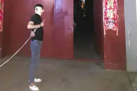 “ 把门打开，我还能偷！”图片