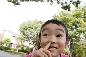 爱“抠鼻屎”的小孩，长大基本会面临这2个问题，家长别不在意图片
