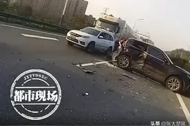 江西上饶：女司机第一次上高速，开车逆行，引发3辆车追尾碰撞图片