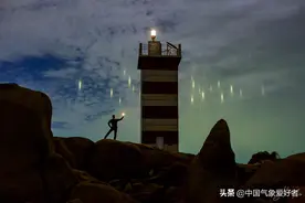 罕见！福建平潭夜空突现大量彩色“光点”，是不是外星飞船降落？图片