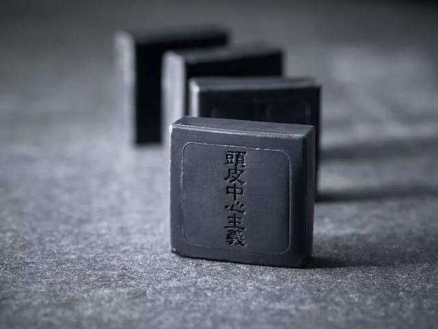 这块狂卖270万个的小黑皂，专治油头秃头，还是日本天皇御用